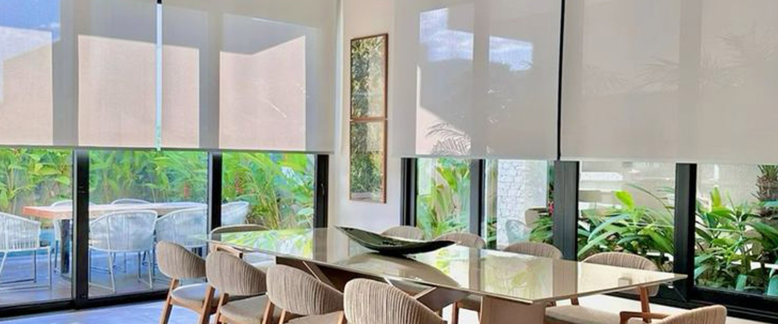 Sala de estar com persianas rolô motorizadas