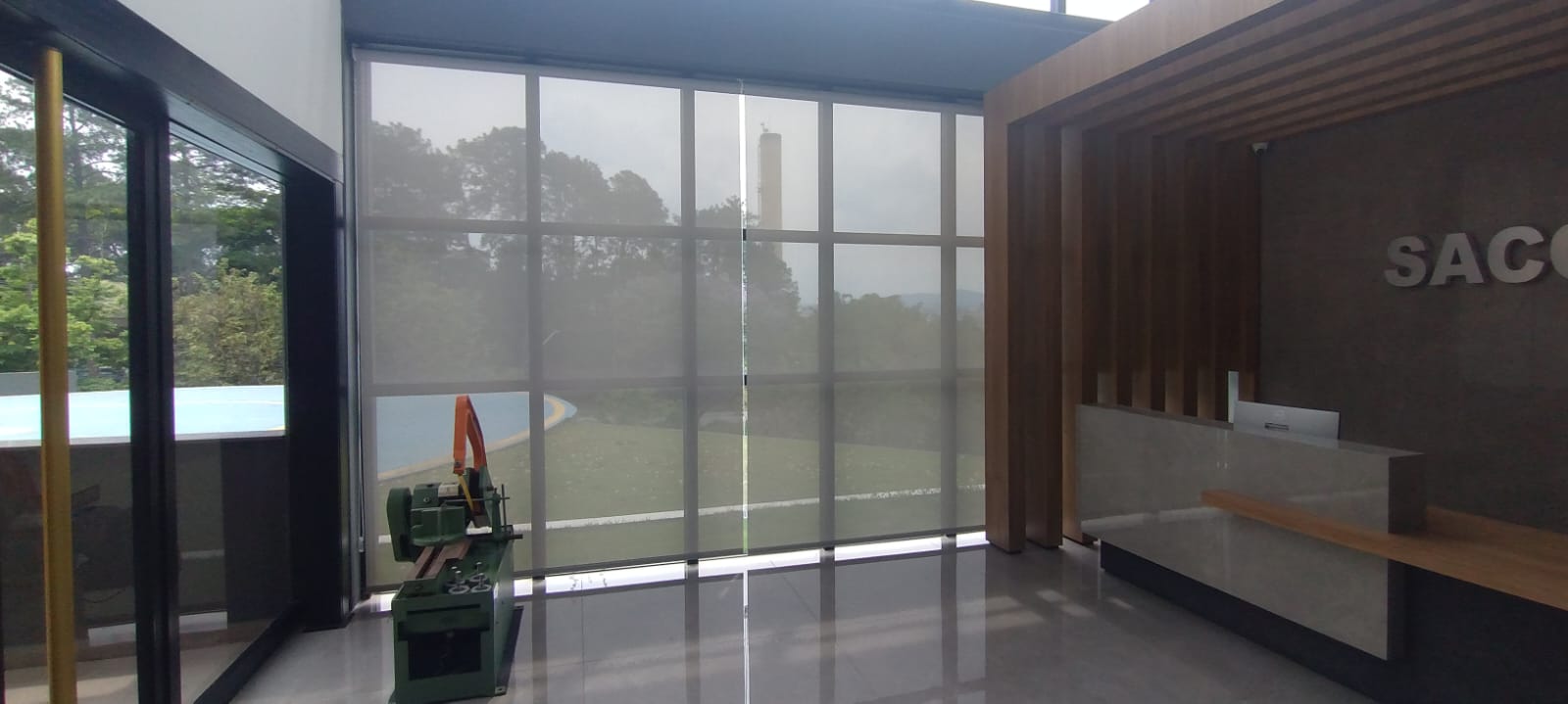 Persianas screen automatizadas em recepção com vista panorâmica